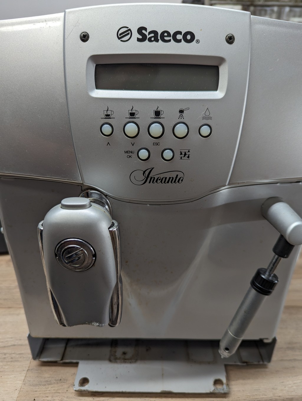 Saeco Incanto-Wasser auf Arbeitsfläche +&nbsp;Wartung