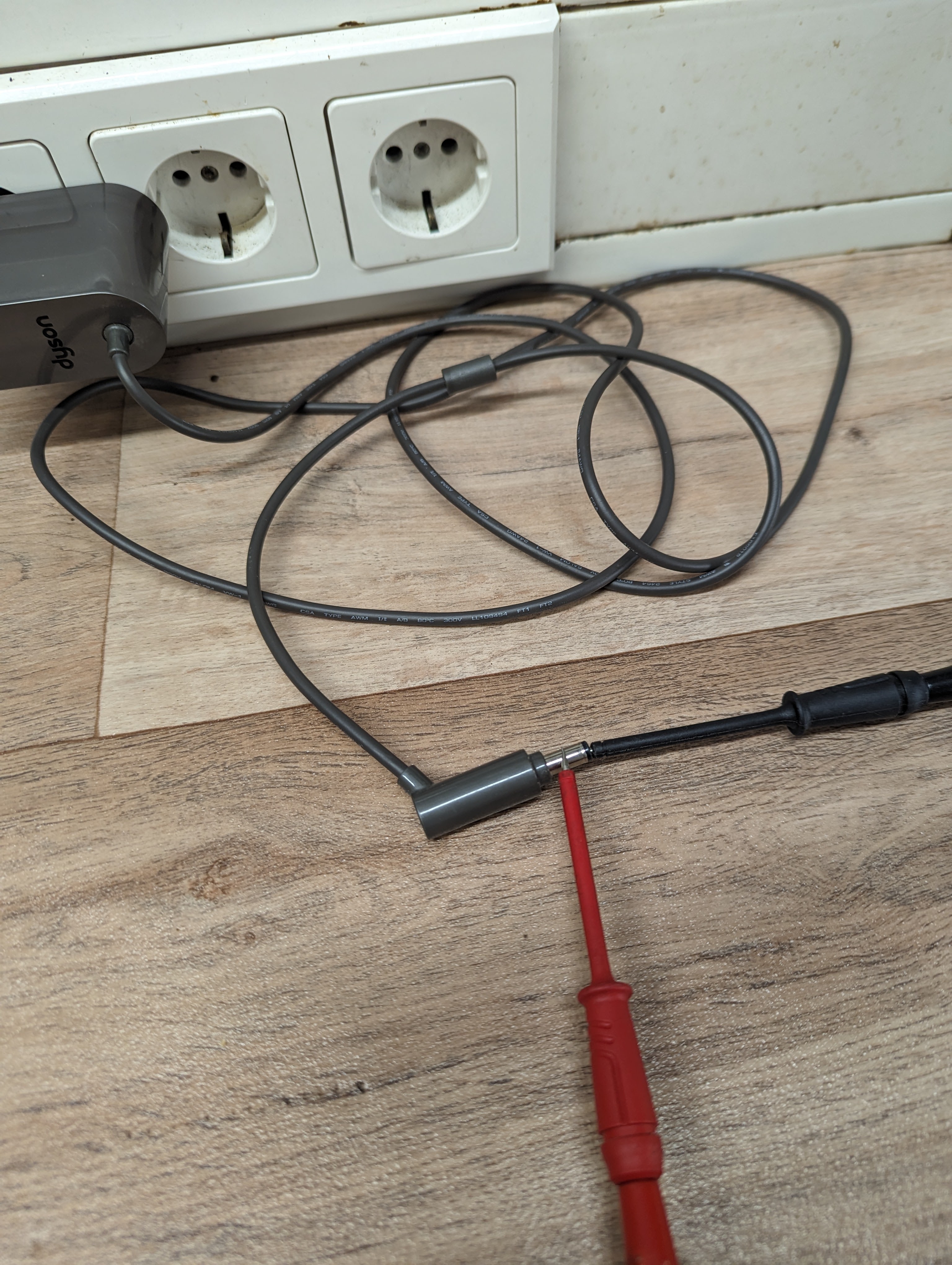 Prüfkabeln an das Netzgerät halten