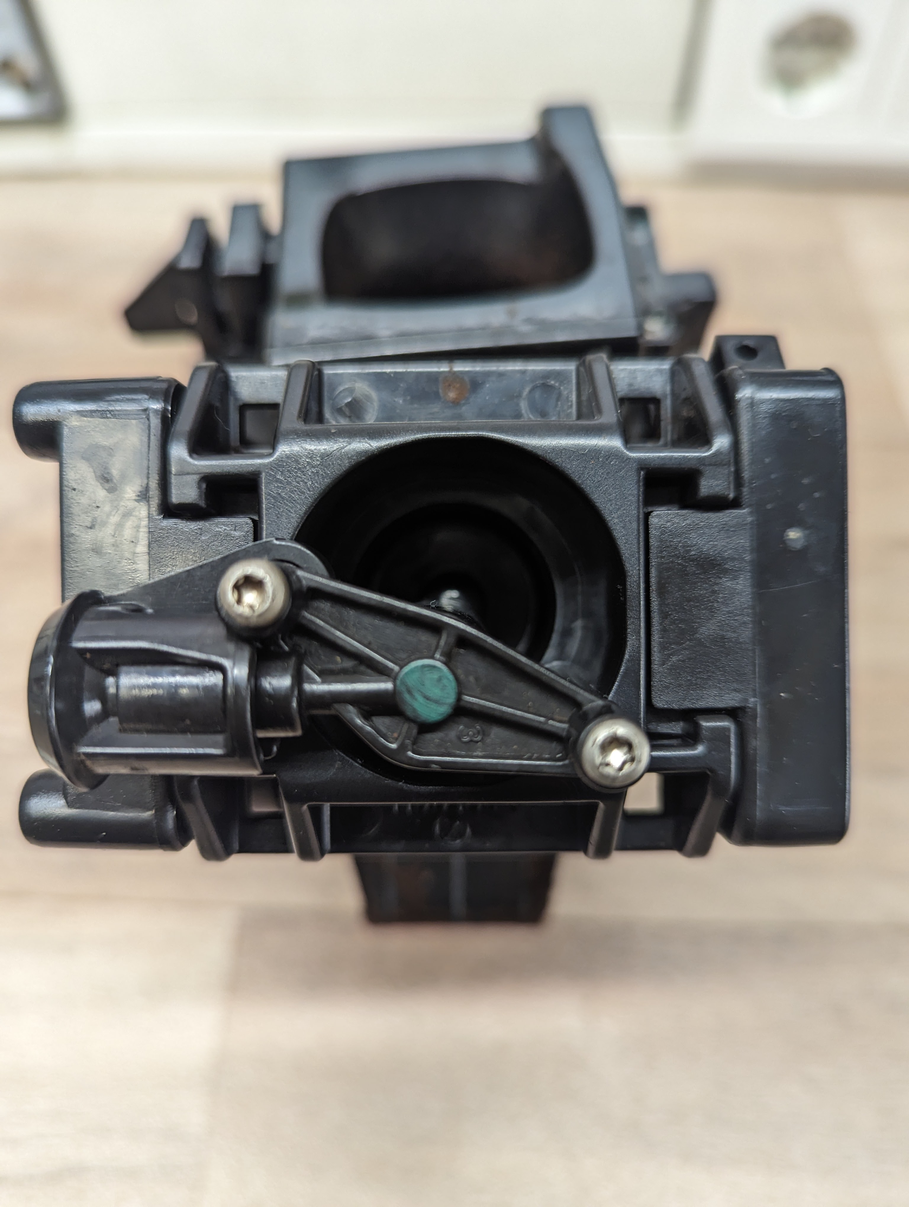 Ansicht von oben. Diese beiden Schrauben enfernen