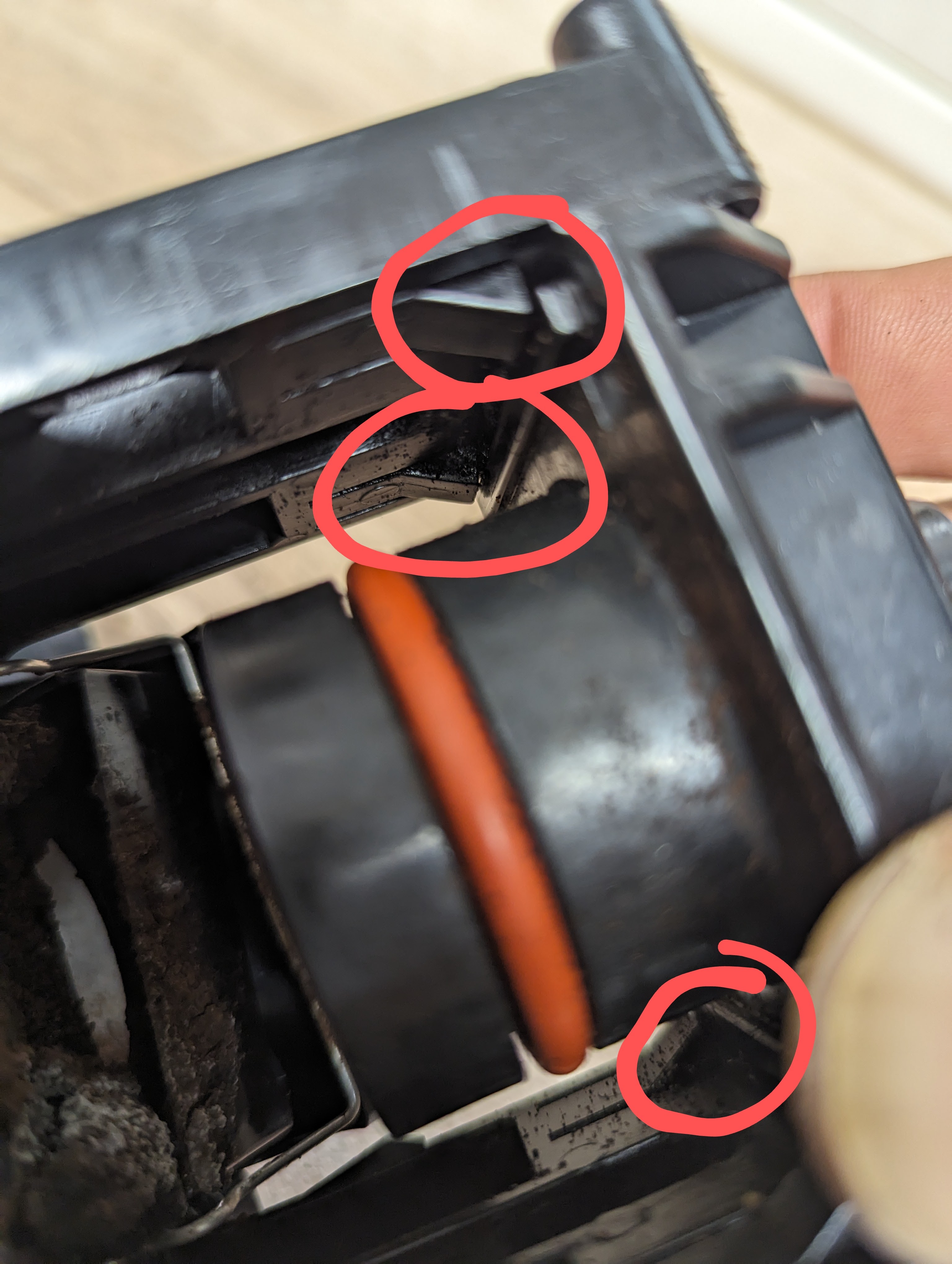 4 Hacken fixieren den Brühkopf