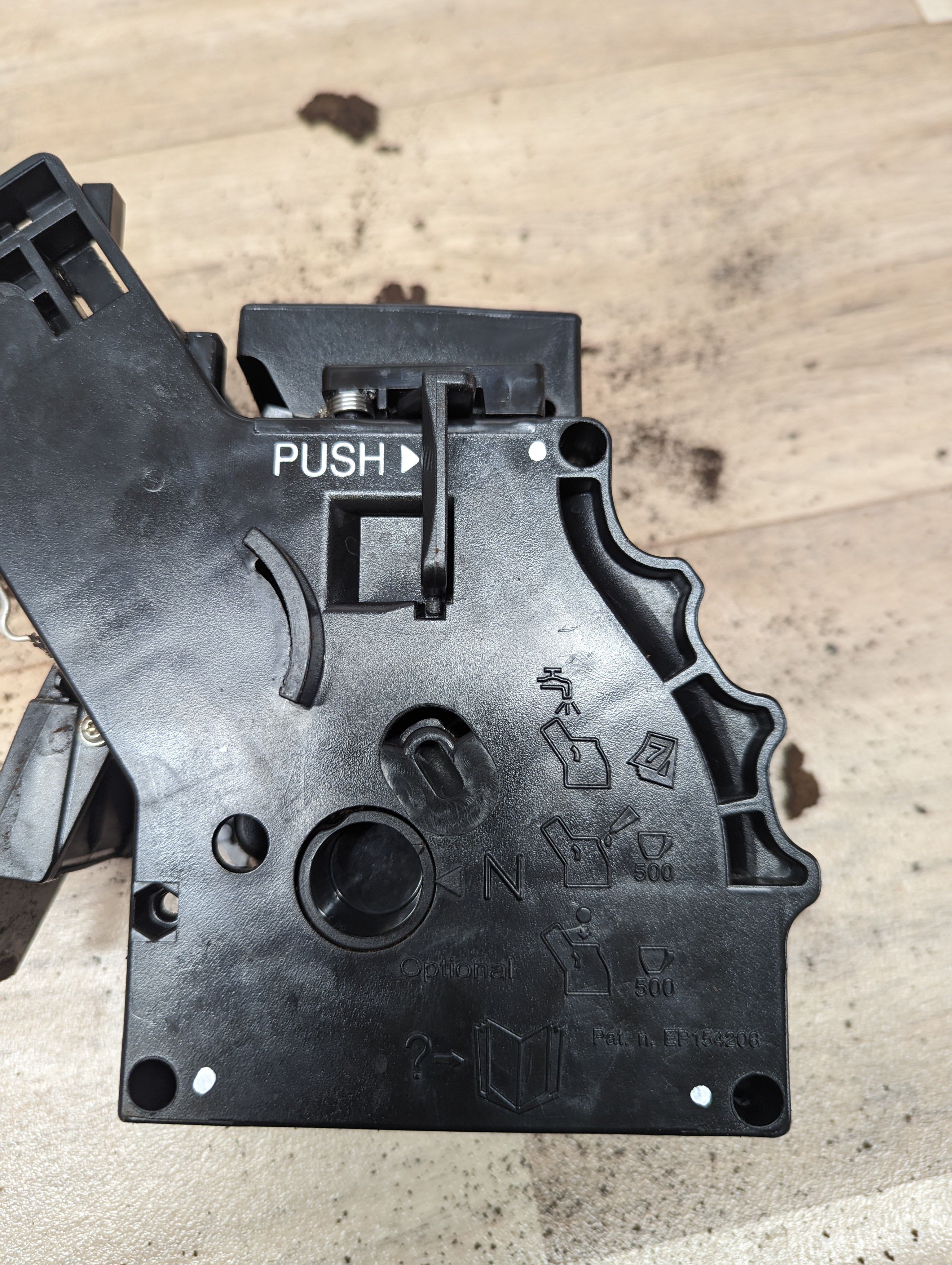 3 Schrauben rausdrehen, mit weiß markiert