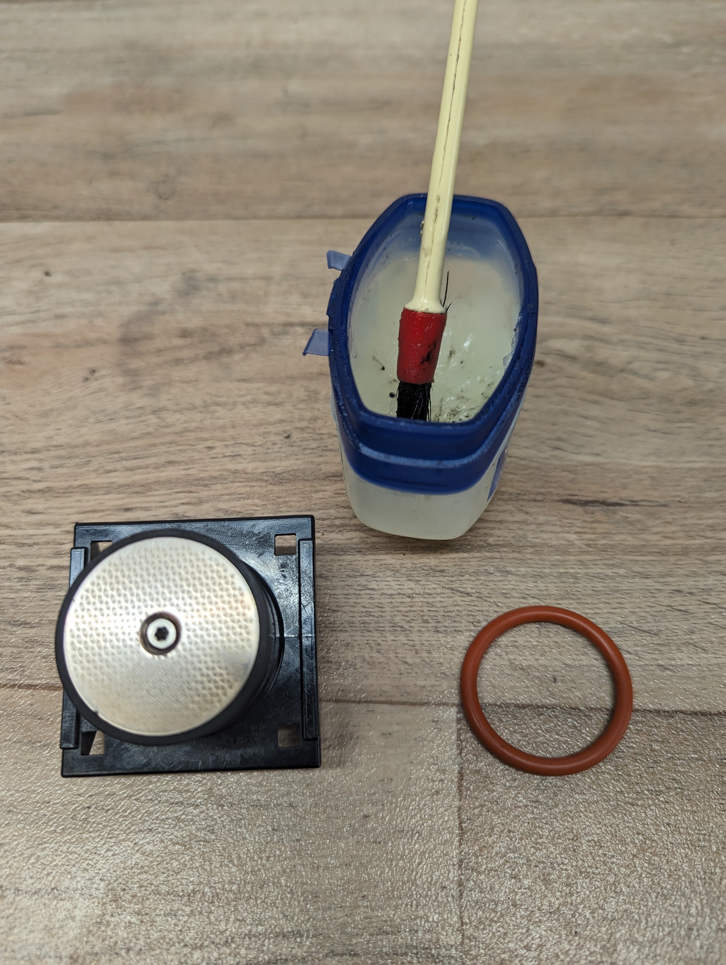 Neue Dichtung mit Vaseline einfetten und auf den Brühkopf anbringen
