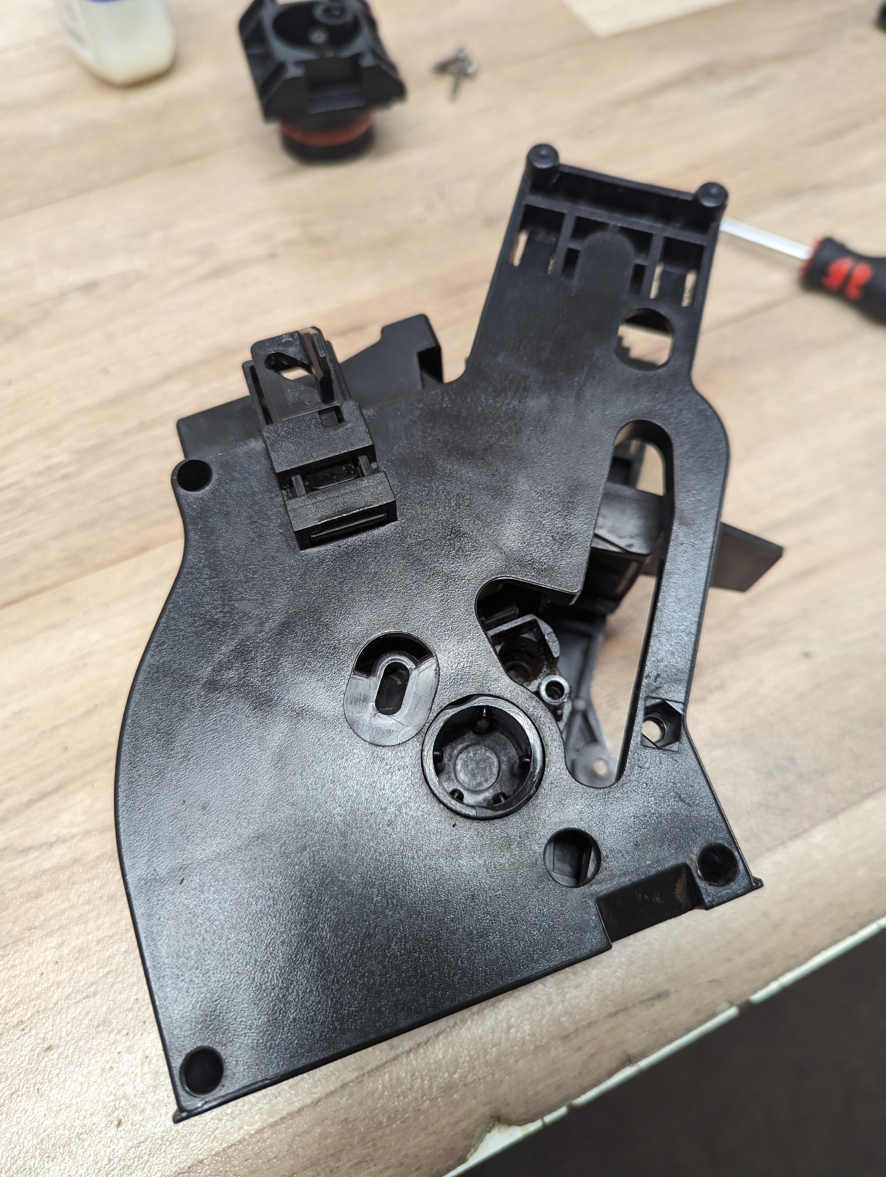 2ten Teil des Gehäuses rauf, bis alles korrekt in Position ist