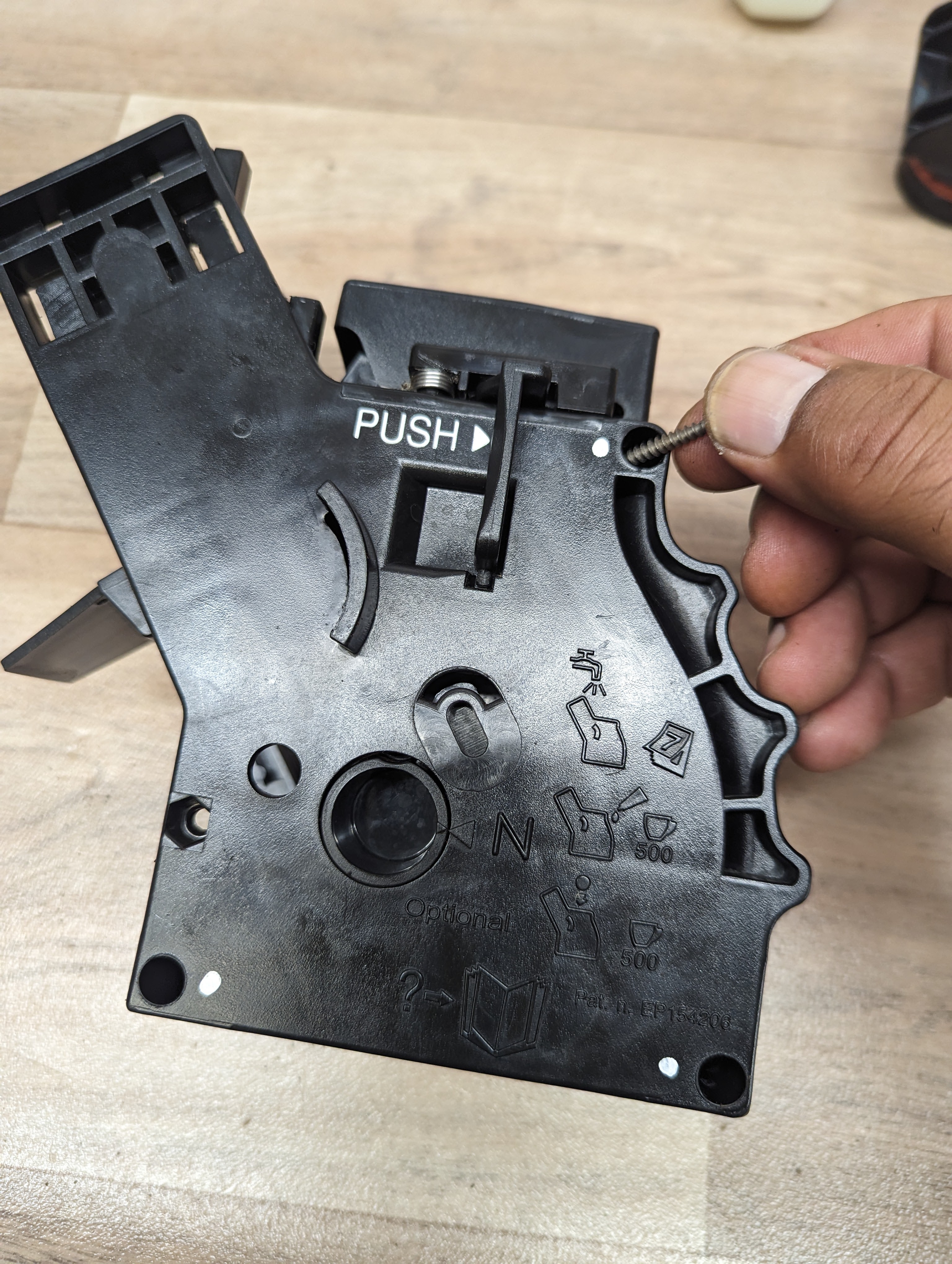 umdrehen und die Schrauben wieder eindrehen